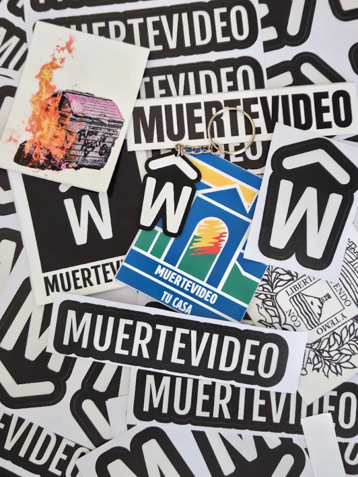 Llavero + Pack de stickers